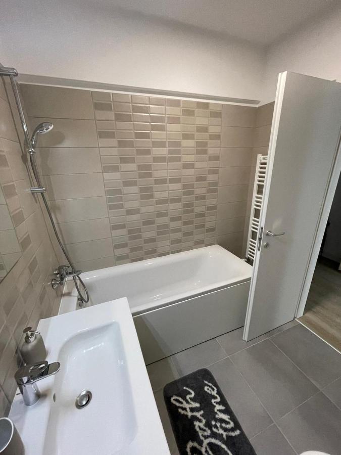 Lara 65 - Cozy & Modern Apartment @ Conest Iasi Esterno foto